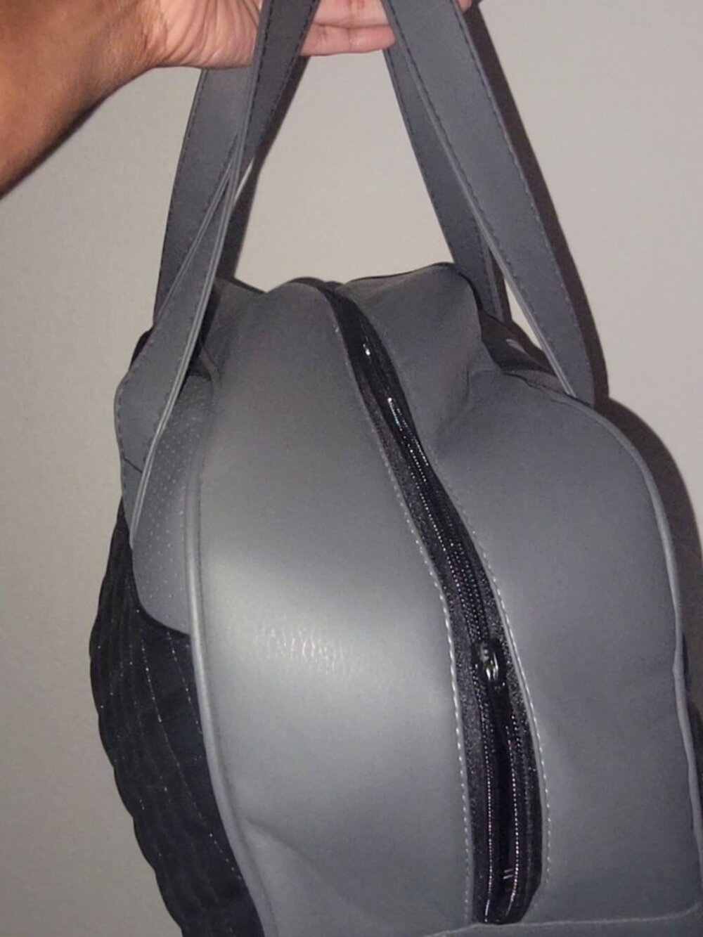 π TRAVEL MASSAGE PILLOW WITH CASE AND CAR ADAPTER - Picture 3 of 6